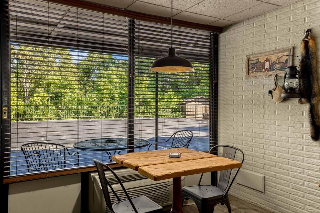 Stonegate Lodge Bed, Wifi, 50In Roku Tv, Salt Water Pool Room #109 Юрека Спрингс Екстериор снимка